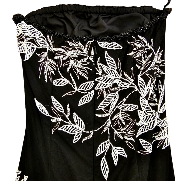 Vintage Cache Strapless Black Mesh Gown w/White Embroidered Beaded Floral Accent - Picture 13 of 17